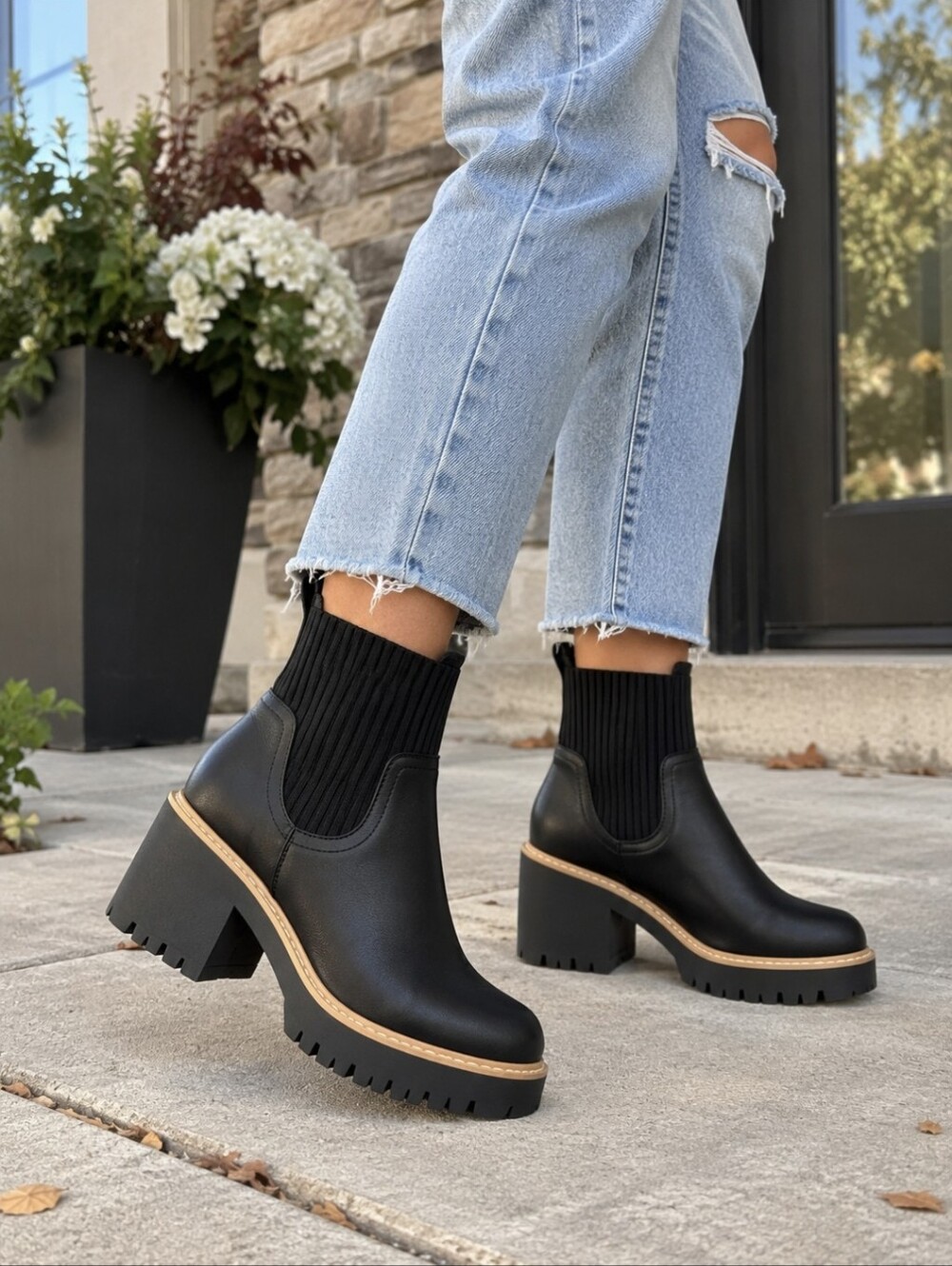 Dolce Vita Black Chelsea Lug Sole Ankle Boots Women’s 6.5